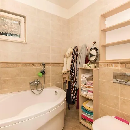 Five Bedroom Holiday In Casa vacanze Drniš