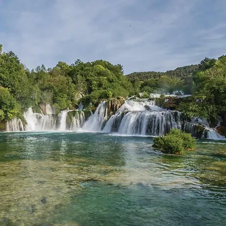 Five Bedroom Holiday In * Drniš