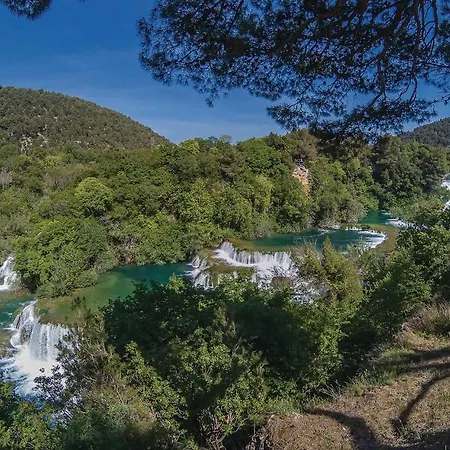 Five Bedroom Holiday In Casa vacanze Drniš