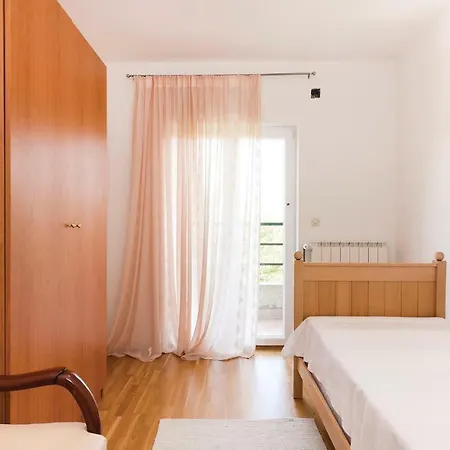 Five Bedroom Holiday In Casa vacanze Drniš